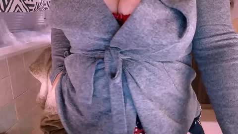 Snapshot of liahsofty chatting on October 22, 3:44 am miss Lia  colection for travel online show from October 22, 3:44 am