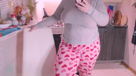 Snapshot of liahsofty chatting on December 31, 5:51 pm miss Lia  colection for travel online show from December 31, 5:51 pm