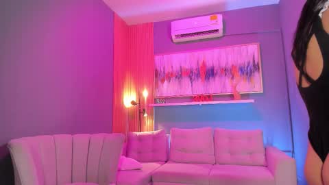 holis soy lily chang no olvides el pulgar arriba es muy importante para mi 3 independent model online show from March 3, 8:04 pm