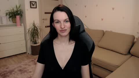 lilliyves online show from April 15, 8:20 pm