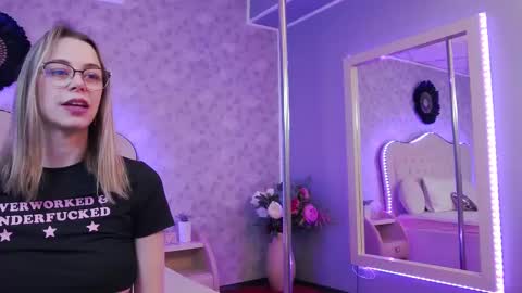 Snapshot of lilyrose_ chatting on February 21, 4:29 am online show from February 21, 4:29 am