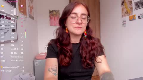 Giggles  online show from February 5, 3:04 pm