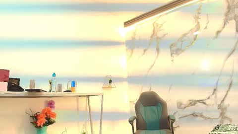  Lindsey  online show from February 4, 12:30 pm