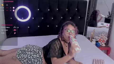 lips_sarasofia online show from October 7, 9:30 pm