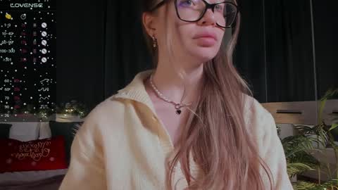 Snapshot of lissa_rose chatting on December 23, 10:10 am lissa_rose online show from December 23, 10:10 am