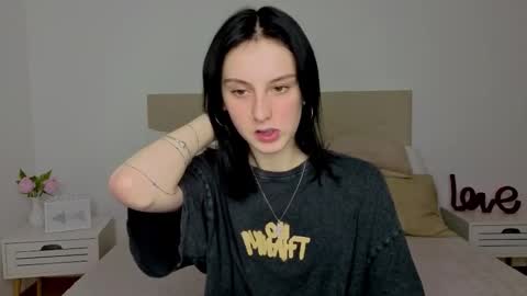 Snapshot of little_mollee chatting on October 17, 3:43 am little_mollee online show from October 17, 3:43 am