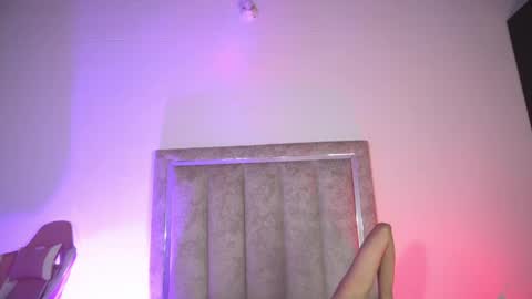 littlee_emma_ online show from June 3, 12:12 am