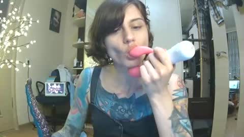 littlehappines online show from April 19, 8:00 pm