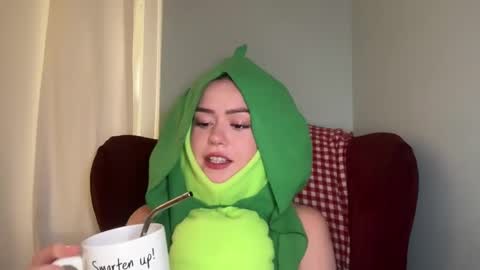 Snapshot of littlesugarpea chatting on September 9, 10:20 pm Little Sugar Pea online show from September 9, 10:20 pm