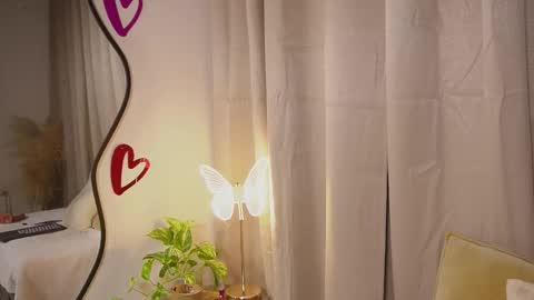 littletammy_ online show from February 8, 4:33 pm