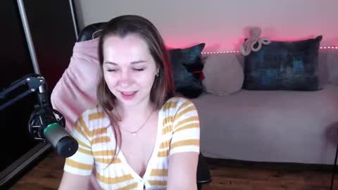 Snapshot of lizaswan chatting on February 1, 10:23 pm LIzaSwan online show from February 1, 10:23 pm