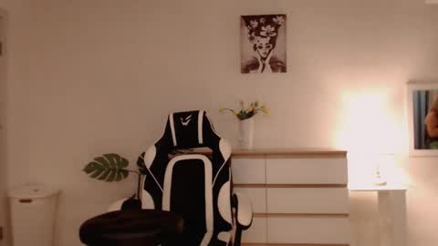  Lola  online show from January 11, 11:04 am