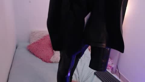 lolaandcamille online show from November 29, 11:47 am