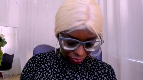 lola online show from November 29, 1:26 pm