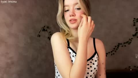 Mia online show from April 25, 11:02 am