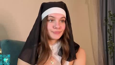 Chloe for Fan BlackHole online show from October 19, 6:10 pm