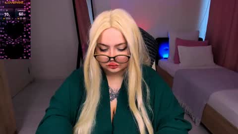 Snapshot of love_insidee chatting on February 2, 8:02 am Sailor online show from February 2, 8:02 am