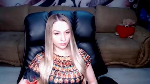 Snapshot of lovellymalina chatting on October 10, 4:45 pm private open online show from October 10, 4:45 pm