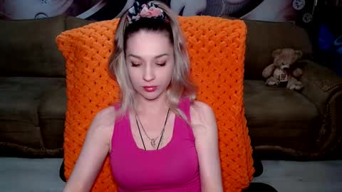 Snapshot of lovellymalina chatting on March 6, 9:03 am private open online show from March 6, 9:03 am