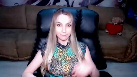 Snapshot of lovellymalina chatting on October 1, 2:22 pm private open online show from October 1, 2:22 pm