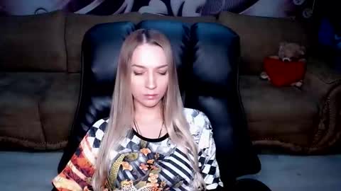 Snapshot of lovellymalina chatting on October 19, 5:15 pm private open online show from October 19, 5:15 pm