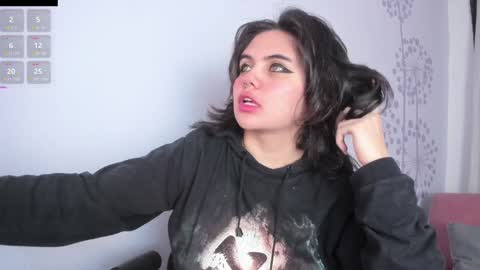 Snapshot of lovely_paris_01 chatting on February 7, 4:27 am Paris Rose online show from February 7, 4:27 am