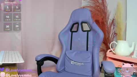 Snapshot of lovelyemma__ chatting on September 28, 2:18 am   online show from September 28, 2:18 am
