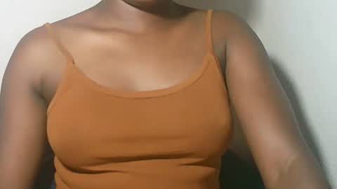 lovelylarra online show from February 27, 7:46 pm