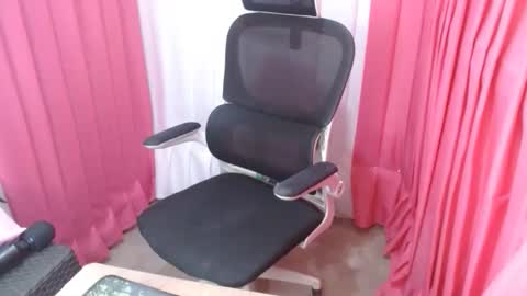 loving_ellah19 online show from February 4, 1:47 pm