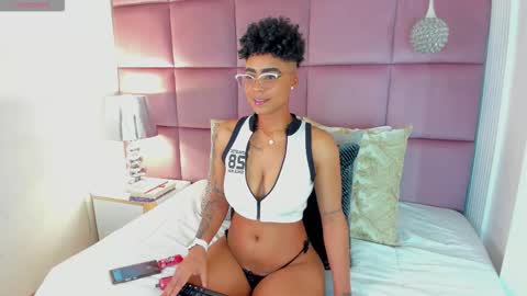 Snapshot of luciawallace chatting on October 19, 12:45 am lucia wallace online show from October 19, 12:45 am
