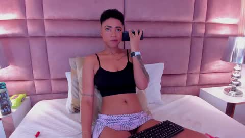 Snapshot of luciawallace chatting on March 5, 11:27 pm lucia wallace online show from March 5, 11:27 pm