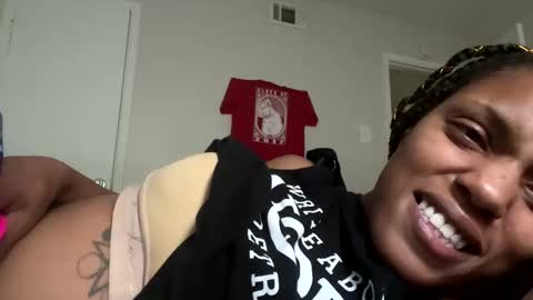 Snapshot of lucky_themilf chatting on October 24, 10:17 pm lucky_themilf online show from October 24, 10:17 pm