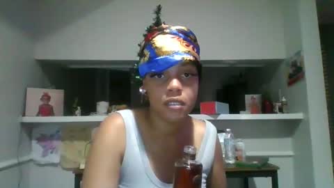 Snapshot of lucky_themilf chatting on December 17, 3:06 am lucky_themilf online show from December 17, 3:06 am