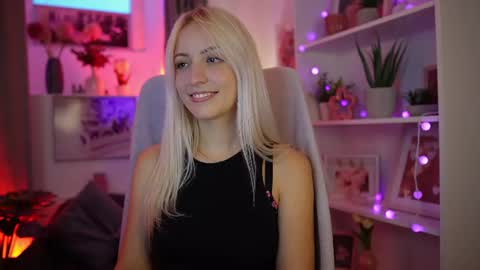 Cutie Lucy online show from August 9, 6:00 pm