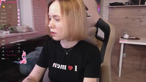 Snapshot of lucy_mirror chatting on October 13, 9:28 pm Lucy online show from October 13, 9:28 pm