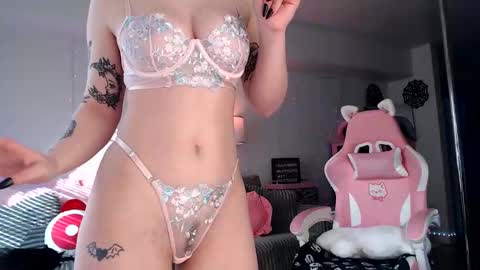 Snapshot of lucyyluvss chatting on February 12, 11:09 pm Lucy online show from February 12, 11:09 pm