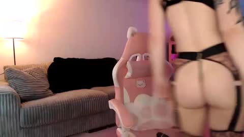 Snapshot of lucyyluvss chatting on December 10, 12:17 am Lucy online show from December 10, 12:17 am
