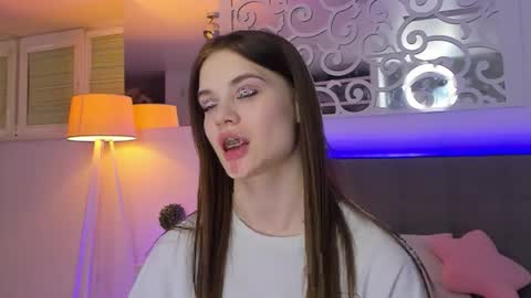 LuisaClover online show from March 6, 6:25 pm