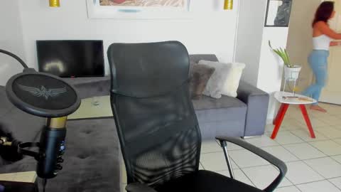 Snapshot of lulu_lopez chatting on February 12, 2:44 pm Lau  online show from February 12, 2:44 pm