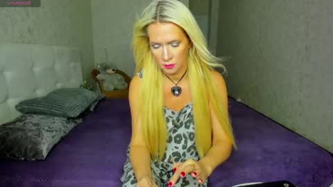 luna_lew1s online show from January 31, 9:48 am