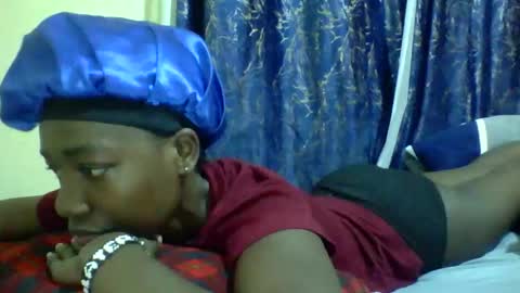 lunah_kitty online show from May 16, 12:15 pm