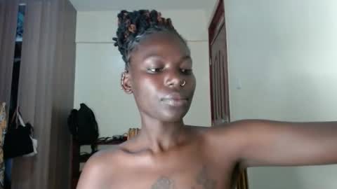 luo_queen online show from May 1, 9:45 am