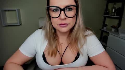 Snapshot of luxxx_diana chatting on February 11, 6:40 am Diana online show from February 11, 6:40 am
