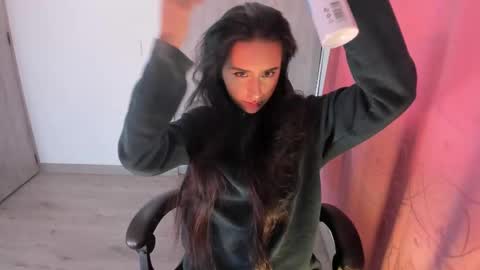 Lyanna online show from December 3, 1:24 pm