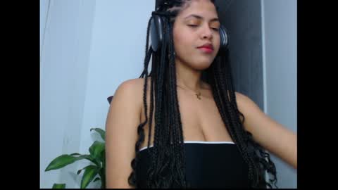 Snapshot of lylii_evans chatting on December 24, 2:10 am lylii_evans online show from December 24, 2:10 am