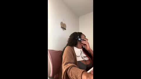 madam_glam online show from March 3, 6:25 pm