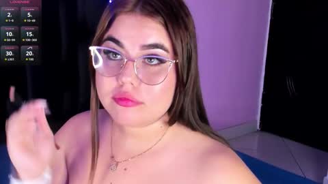 madissonlee__ online show from November 17, 7:25 pm
