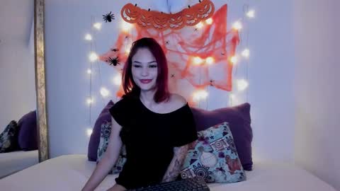 Mae Lyra online show from October 27, 9:42 pm