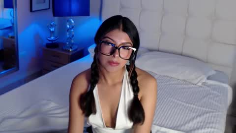 Maia Reficco online show from January 17, 1:29 pm