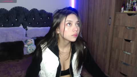 Snapshot of maiaa_evans chatting on December 23, 2:45 am    t  online show from December 23, 2:45 am